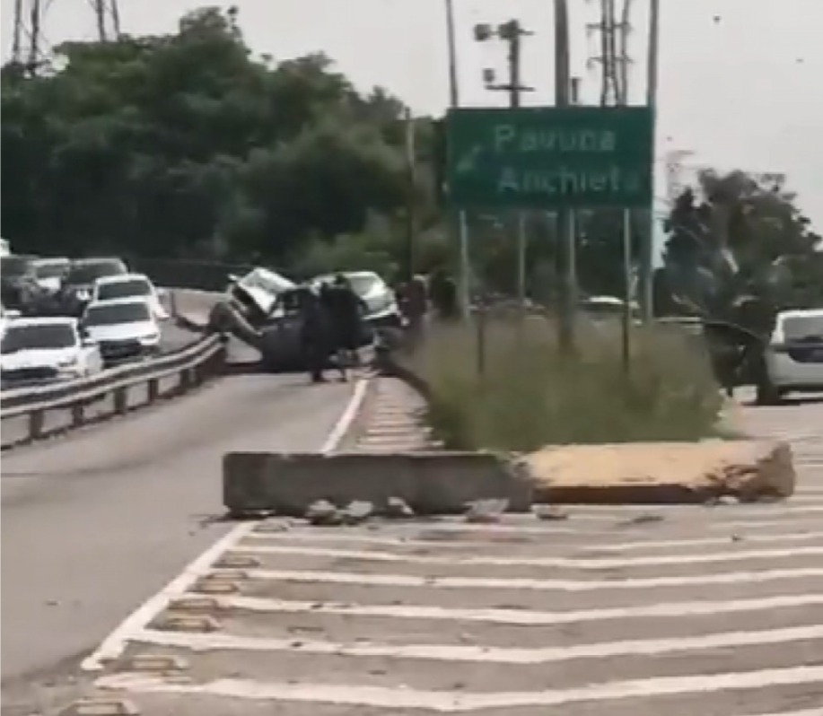Mulher fica ferida após sofrer acidente de carro na Linha Vermelha (Foto: Reprodução)