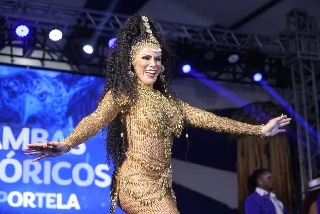 Musa da Portela, Alice Alves rouba a cena com 30 mil cristais e 3KG de búzios no look em noite de final do samba (Foto: Daniel Pinheiro | Diogo Xavier/ Divulgação)