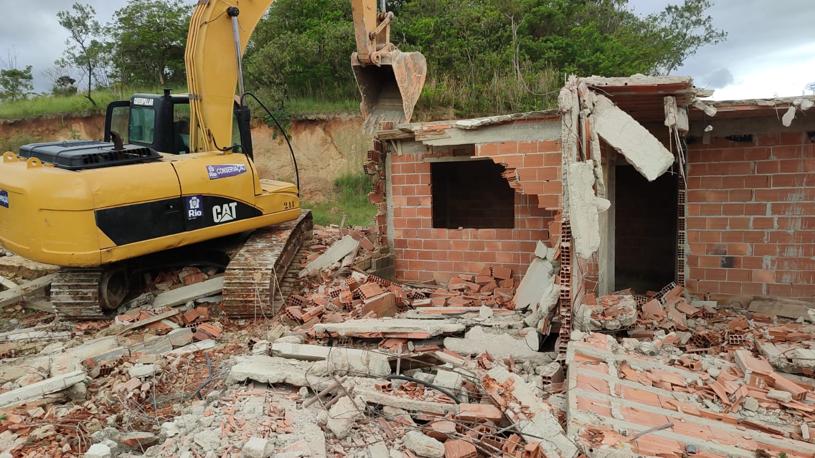 SEOP realiza demolição e 11 construções irregulares em Inhoaíba, na Zona Oeste do Rio (Foto: Divulgação)