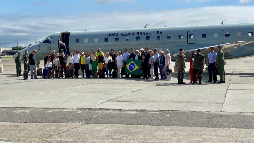 Cariocas resgatados em Israel chegam ao Rio