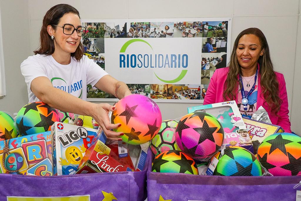 Alunos, professores e servidores da rede estadual se unem para doar brinquedos para projetos sociais do Riosolidario (Foto: Divulgação)