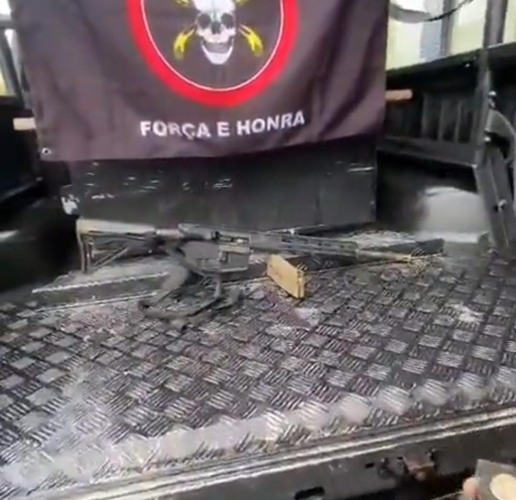 Fuzil apreendido na favela da Chacrinha, na Praça Seca, Zona Oeste do Rio