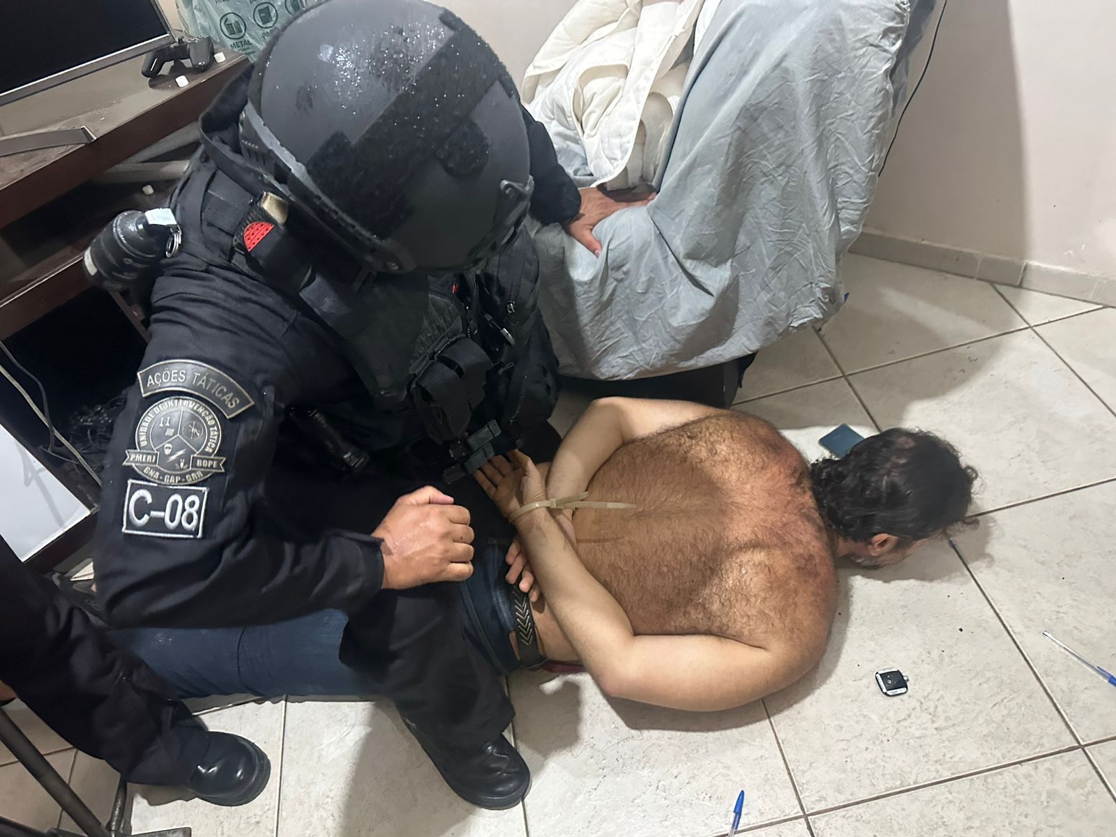 Homem armado é preso após ameaçar vizinhos na Ilha do Governador (Foto: Divulgação)