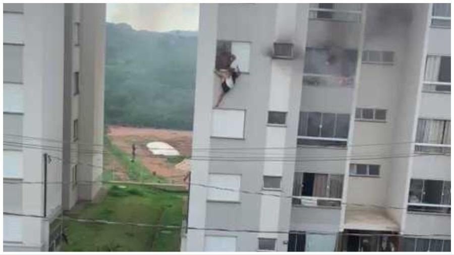 Criança ateia fogo em sofá, provoca incêndio e avós pulam do 4º andar em Minas (Foto: Reprodução)