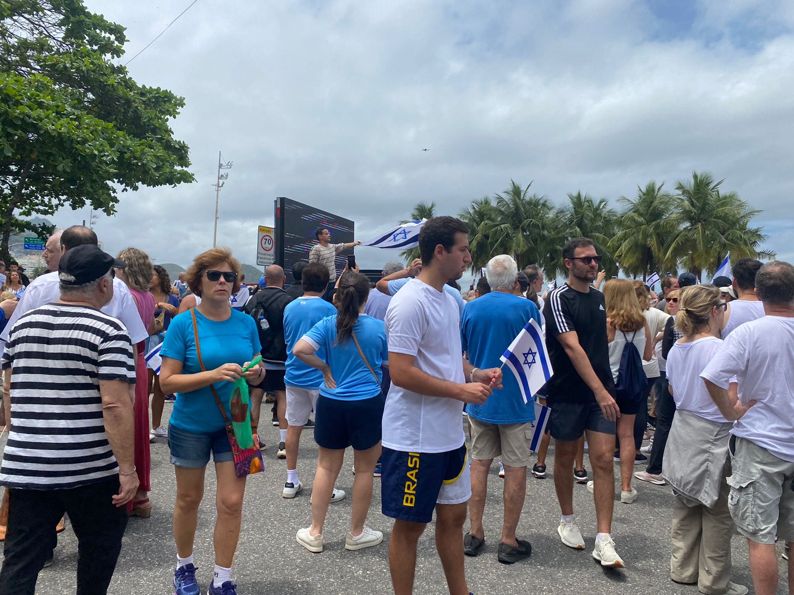 FIERJ realiza caminhada em Copacabana em apoio a Israel contra o terrorismo (Foto: Myllena Vianna/ Super Rádio Tupi)