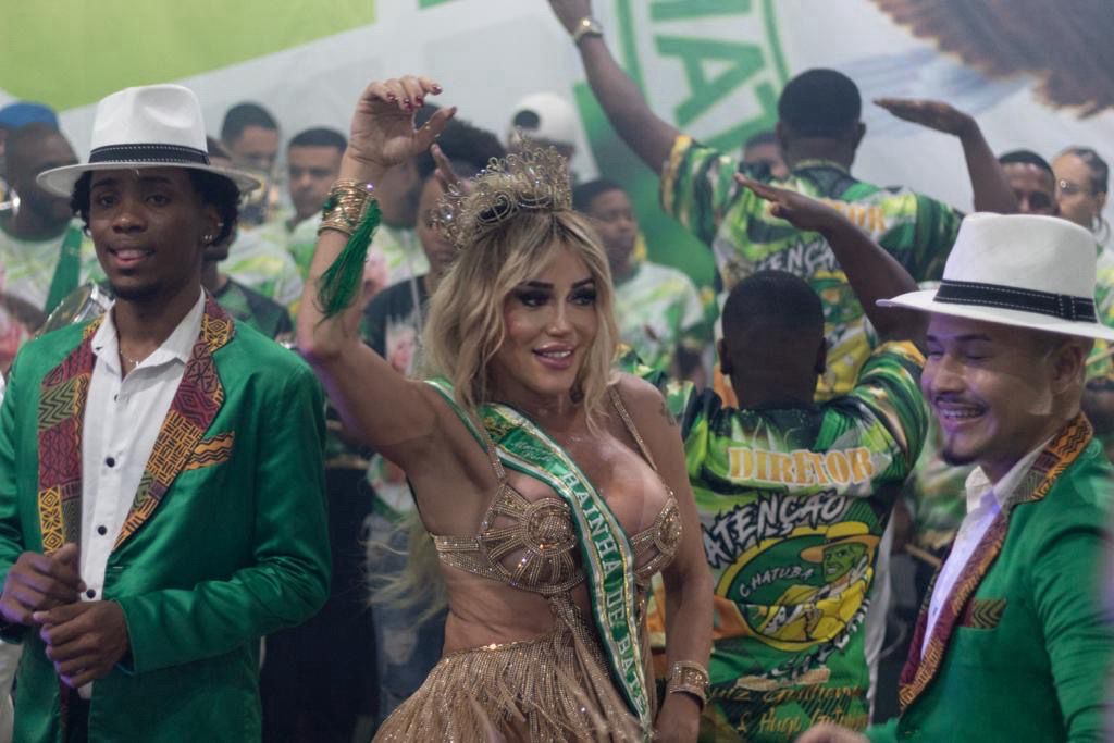 Com look de R$ 7 mil, Mulher Abacaxi é coroada rainha de bateria e promete pouca roupa no carnaval do Rio (Foto: Allan BERTOZZI/ Divulgação)