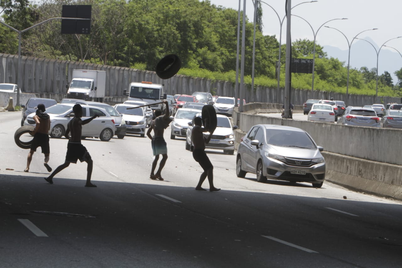 Manifestantes interditam Linha Vermelha durante operação policial na Maré (Foto: Divulgação)