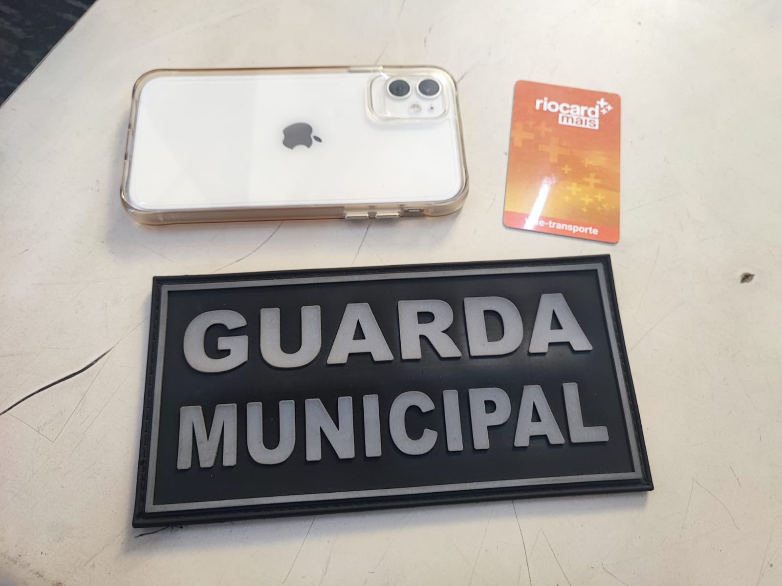 Guardas municipais prendem homem após roubar celular na Glória (Foto: Divulgação)