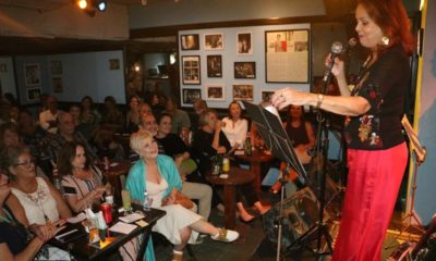 Cantora Anna Condeixa se apresenta no Mandarim Gávea, na Zona Sul do Rio (Foto: Divulgação)