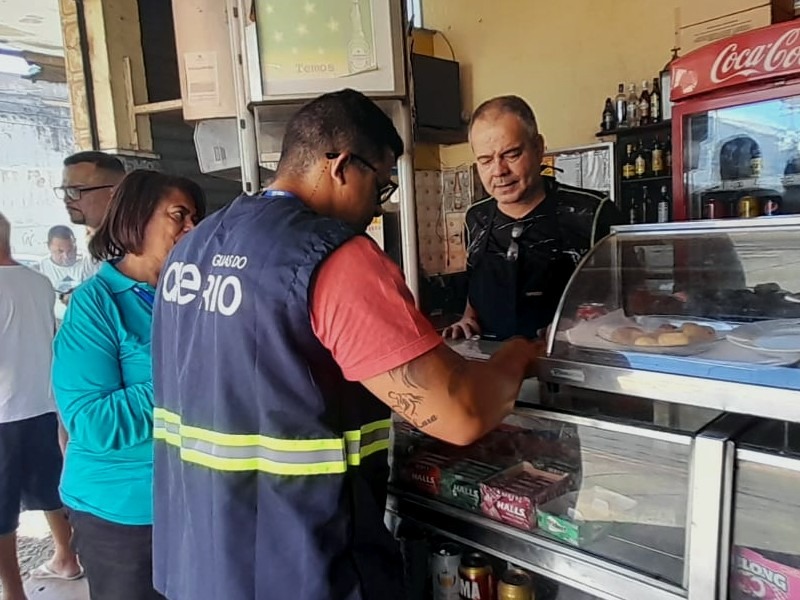 Moradores da Baixada podem pagar contas de água e esgoto com lideranças comunitárias