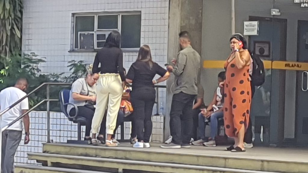 Família de Reinaldo Baptista aguarda a liberação do corpo do Instituto Médico Legal.