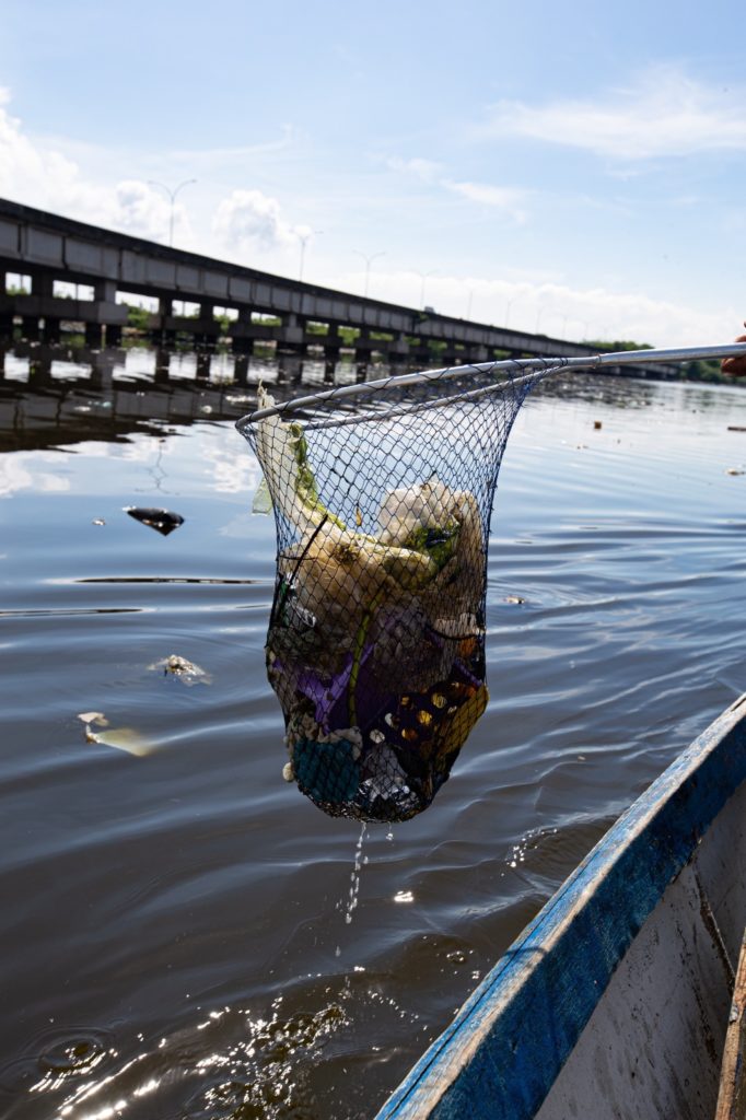 Parceria promove limpeza da Baía de Guanabara para retirar 100 toneladas de lixo
