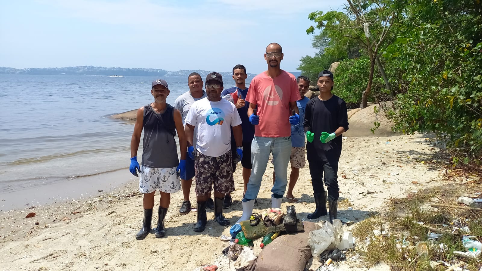 Parceria promove limpeza da Baía de Guanabara para retirar 100 toneladas de lixo