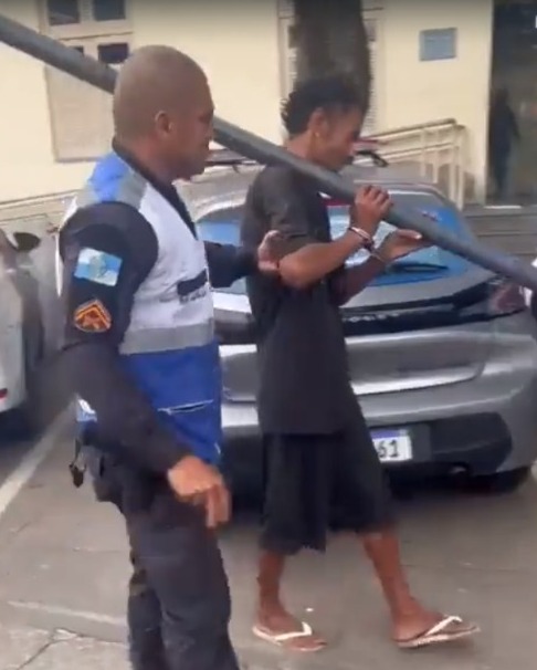 Preso por roubar poste em Niterói vai passar por audiência de custódia nesta terça-feira