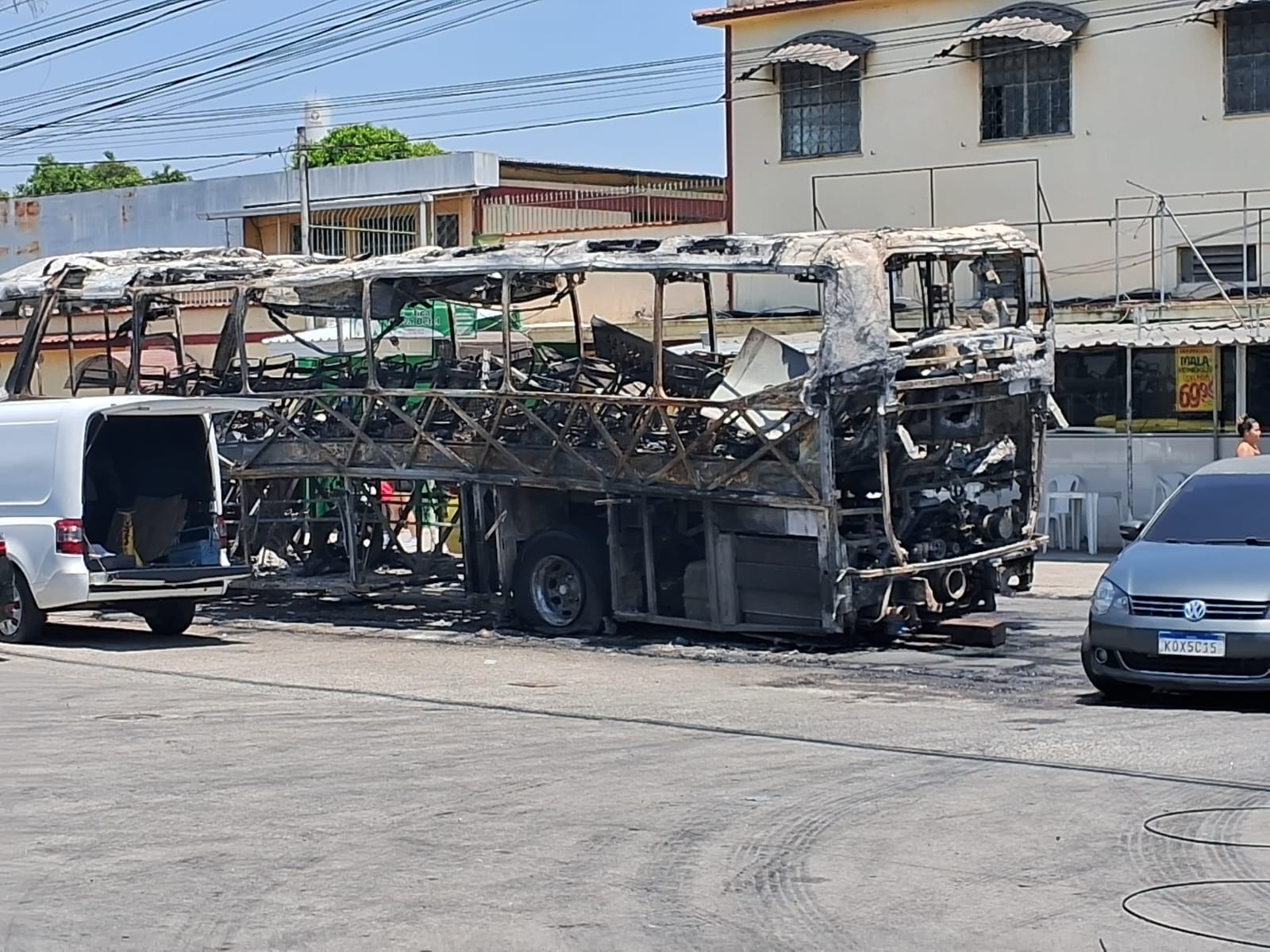 Ônibus incendiado na Zona Oeste do Rio