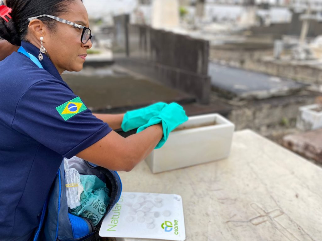 Prefeitura do Rio faz ação contra a dengue no Cemitério São João Batista 