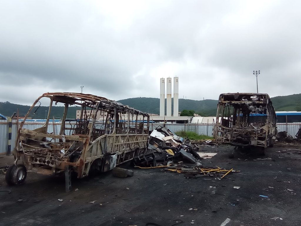 Ônibus incendiado na Zona Oeste do Rio