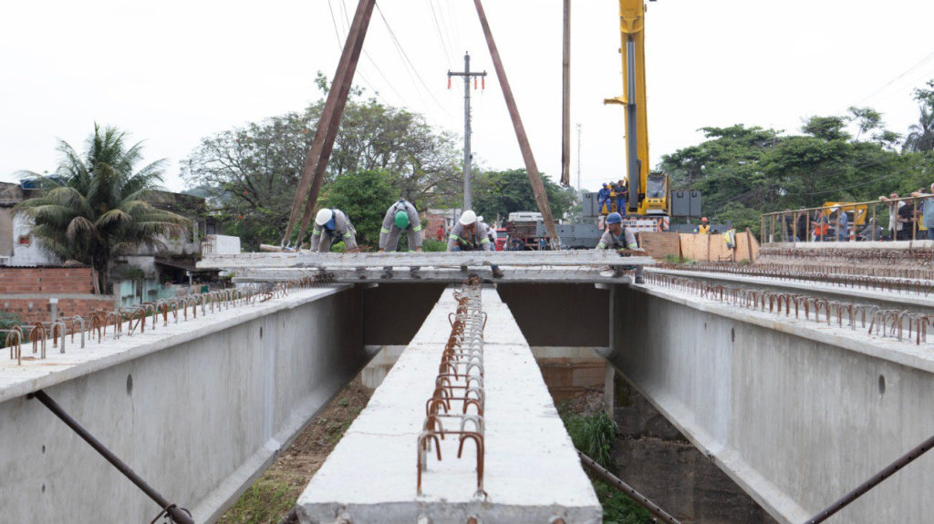 Secretaria de Infraestrutura e Obras Públicas instala vigas e laje da Ponte de Iguá, em Itaboraí