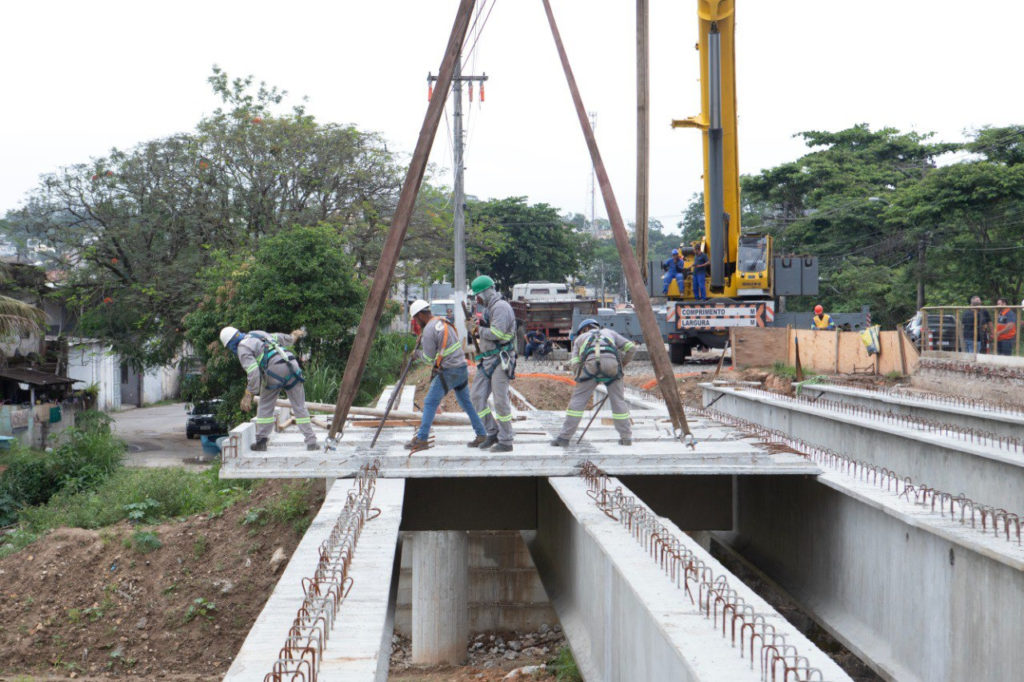 Secretaria de Infraestrutura e Obras Públicas instala vigas e laje da Ponte de Iguá, em Itaboraí 