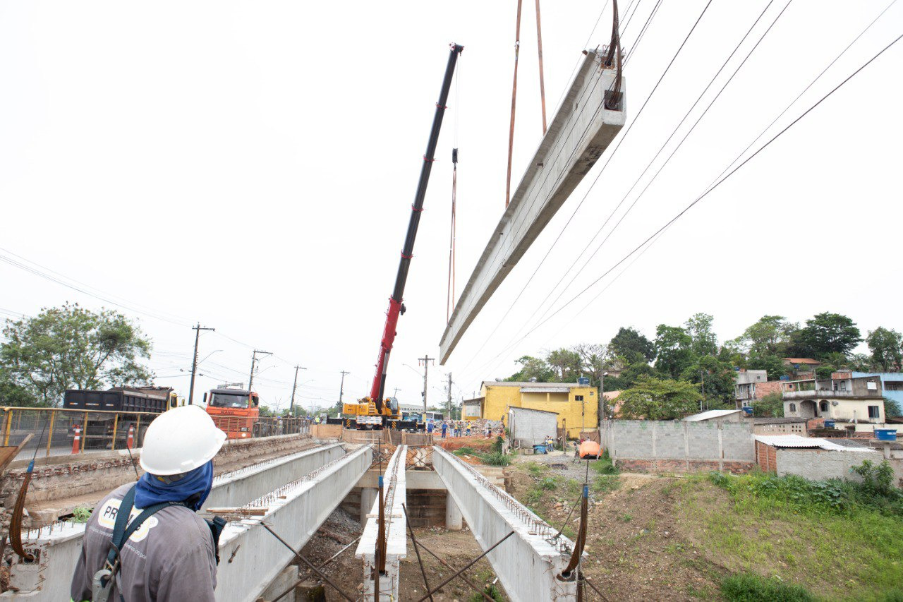 Secretaria de Infraestrutura e Obras Públicas instala vigas e laje da Ponte de Iguá, em Itaboraí