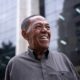 Conhecido como 'Jacaré', servidor municipal abraça a cidade e comemora 60 anos de trabalho na Prefeitura do Rio (Foto: Hugo Barreiro / SMDUE)