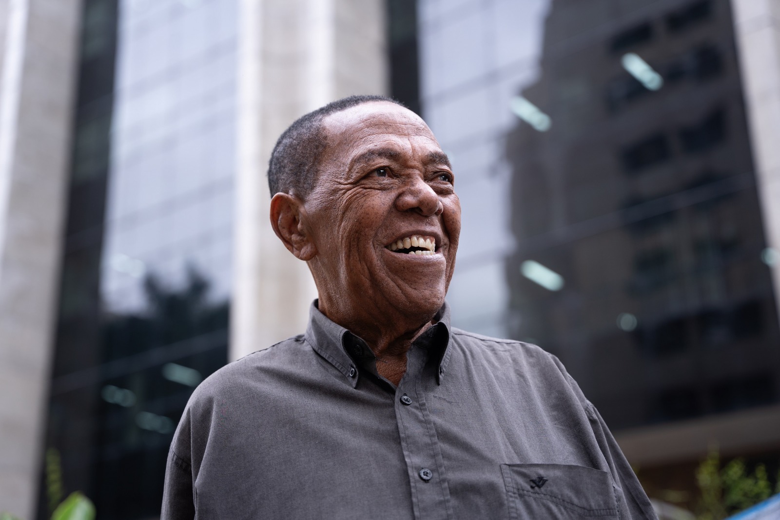 Conhecido como 'Jacaré', servidor municipal abraça a cidade e comemora 60 anos de trabalho na Prefeitura do Rio (Foto: Hugo Barreiro / SMDUE)