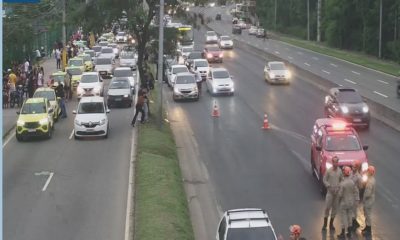 Homem fica ferido após acidente de carro na Avenida Ayrton Senna, na Zona Oeste do Rio (Foto: Divulgação/ COR)