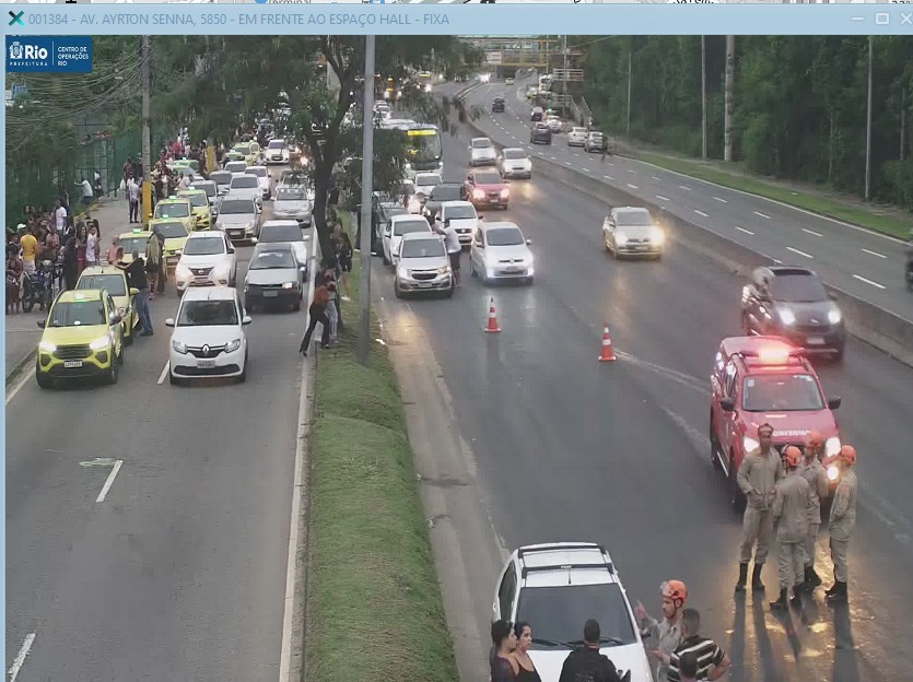 Homem fica ferido após acidente de carro na Avenida Ayrton Senna, na Zona Oeste do Rio (Foto: Divulgação/ COR)