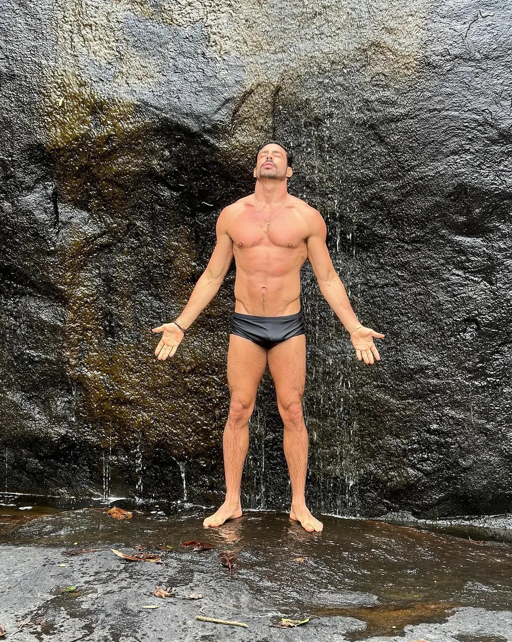 Cauã Reymond aparece de sunga na web e ganha chuva de elogios: 'Deus abençoe' (Foto: Reprodução/ Internet)