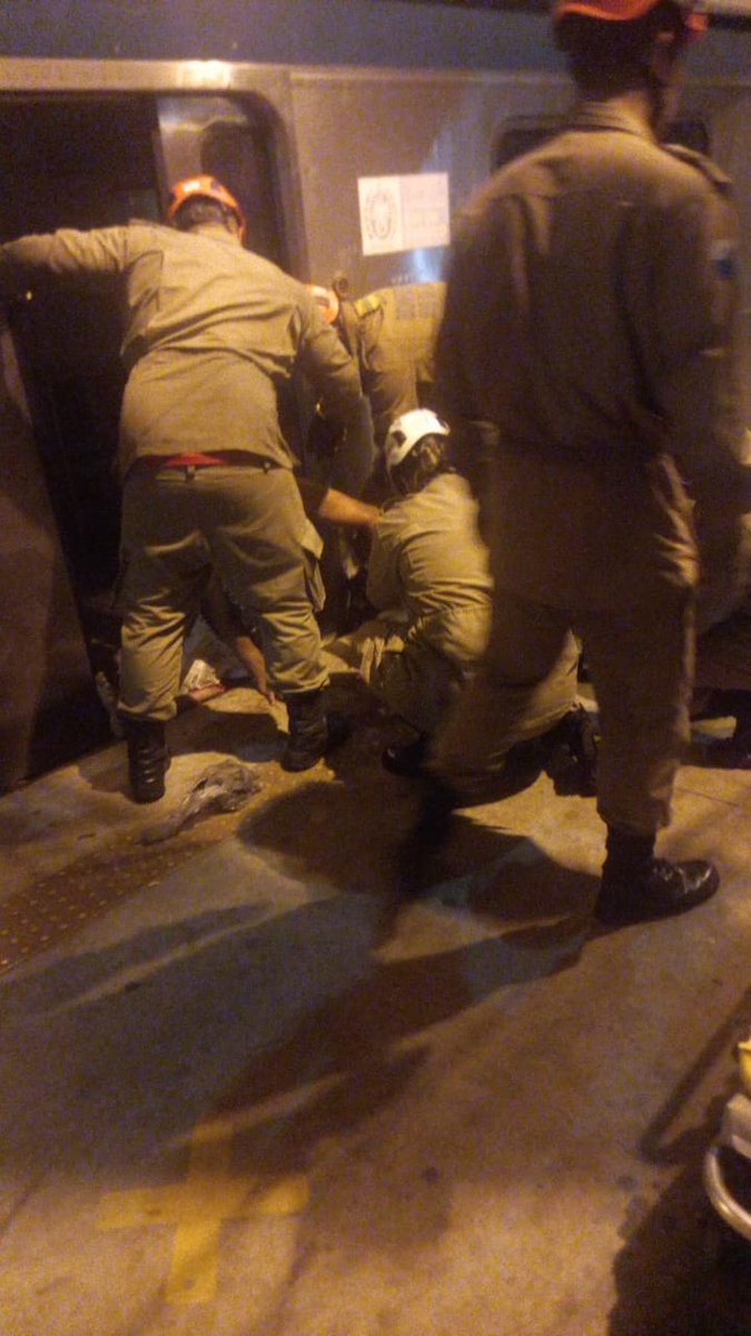 Vendedor fica ferido após se desequilibrar entre o trem e a plataforma na estação Magalhães Bastos (Foto: Divulgação)