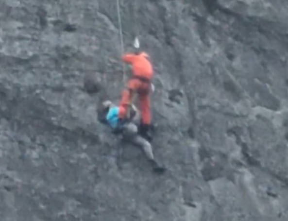Bombeiros resgatam alpinistas no Pico do Perdido