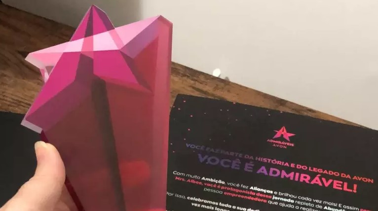 Youtuber diz receber troféu da Avon após ser demitida pela empresa
