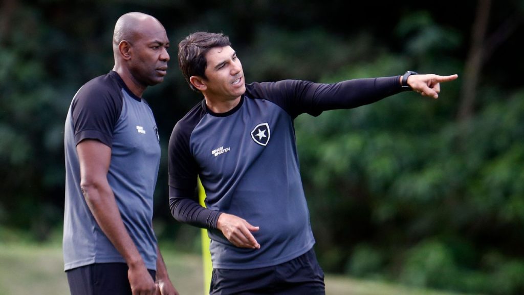 Caçapa acredita em convocação de Tiquinho Soares e não descarta volta ao Botafogo