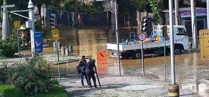 vazamento de água na Avenida Rodrigo Otávio, na Gávea