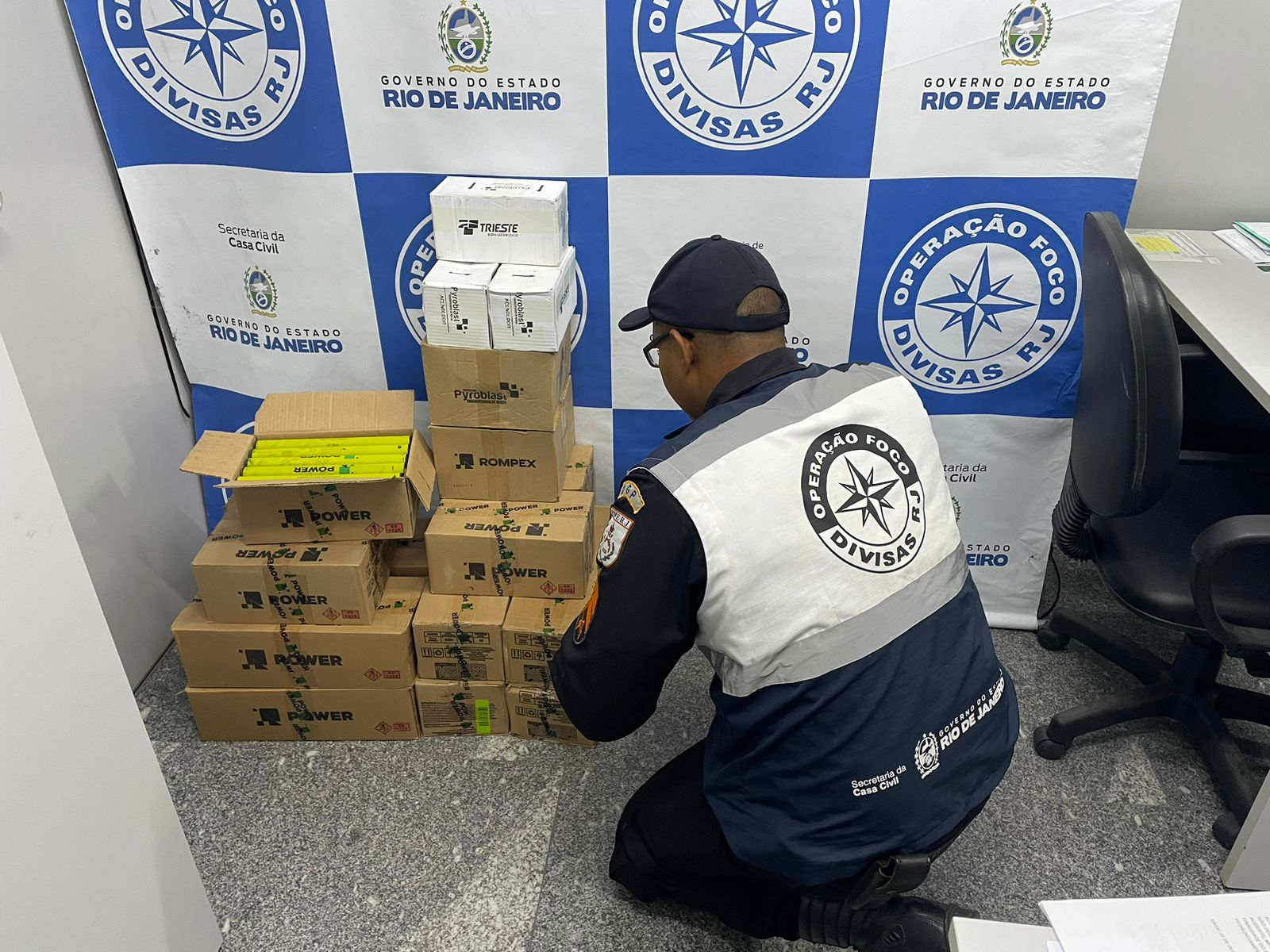 dinamites encontradas em caminhão na BR-101, em Campos dos Goytacazes