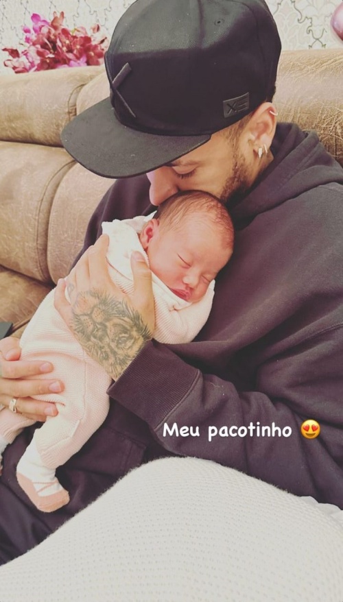 Neymar com a filha recém-nascida