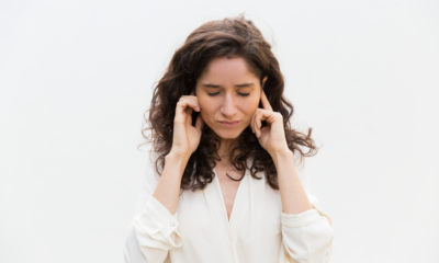 Fones de ouvido aumentam risco de perda auditiva (Foto: Reprodução/ Freepik)