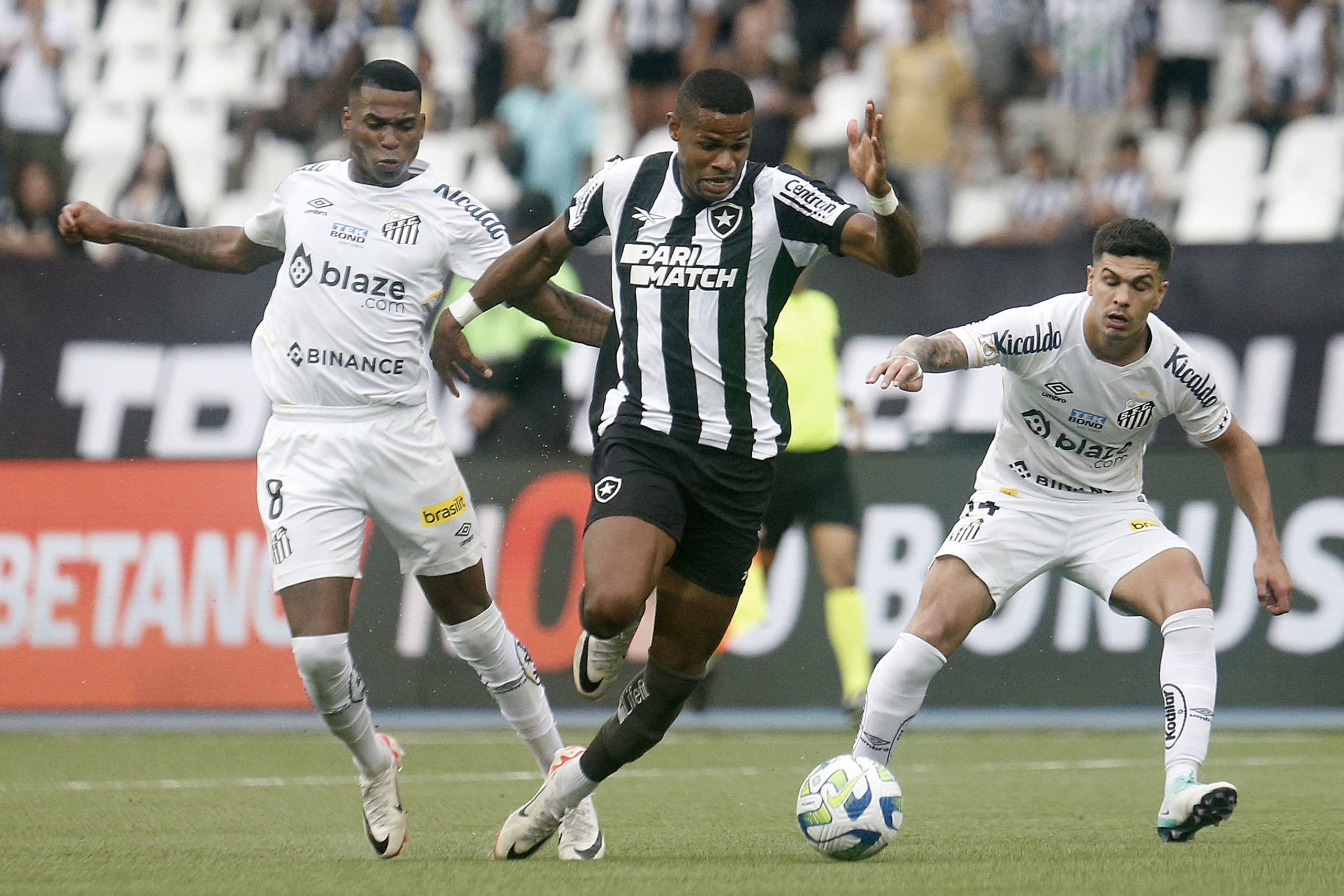 Botafogo leva gol do Santos nos acréscimos, fica no empate e chega