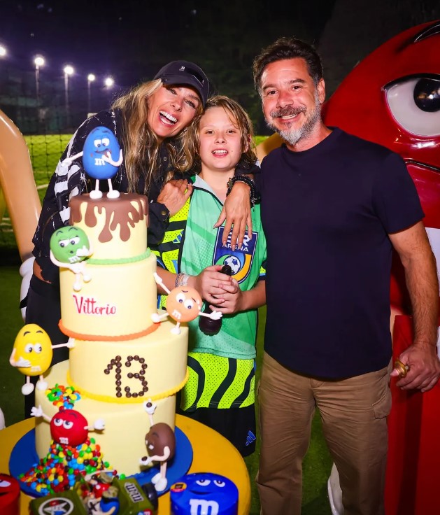 Adriane Galisteu ao lado da família