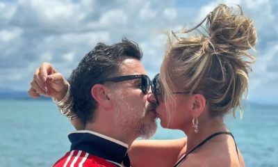 Adriane Galisteu beijando o marido