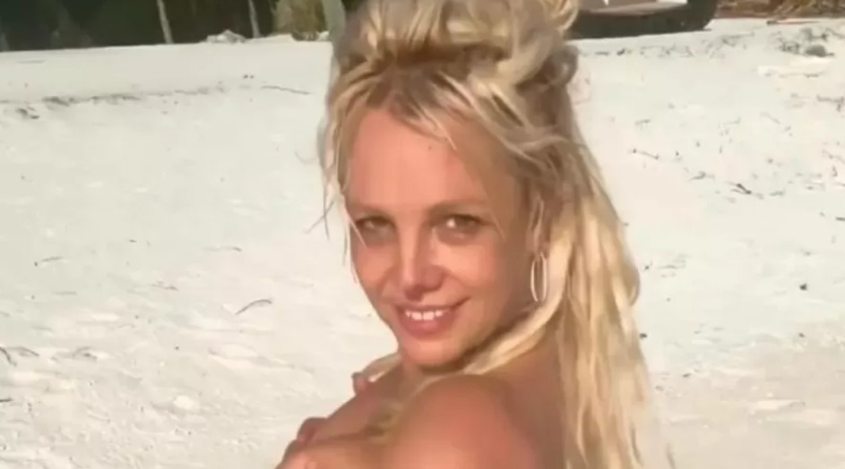 Britney Spears aparece sem roupa na praia