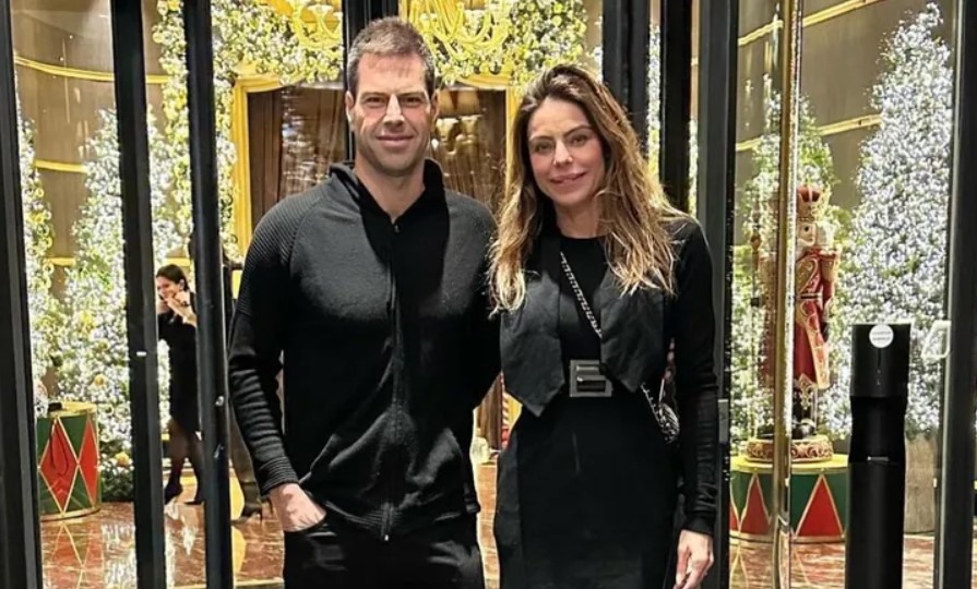 Daniella Cicarelli ao lado do marido na Itália