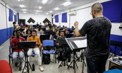 Alunos da 1ª turma do curso técnico em Instrumento Musical da Faetec participam de oficinas com profissionais renomados do mercado (Foto: Ernesto Carriço/ Divulgação)
