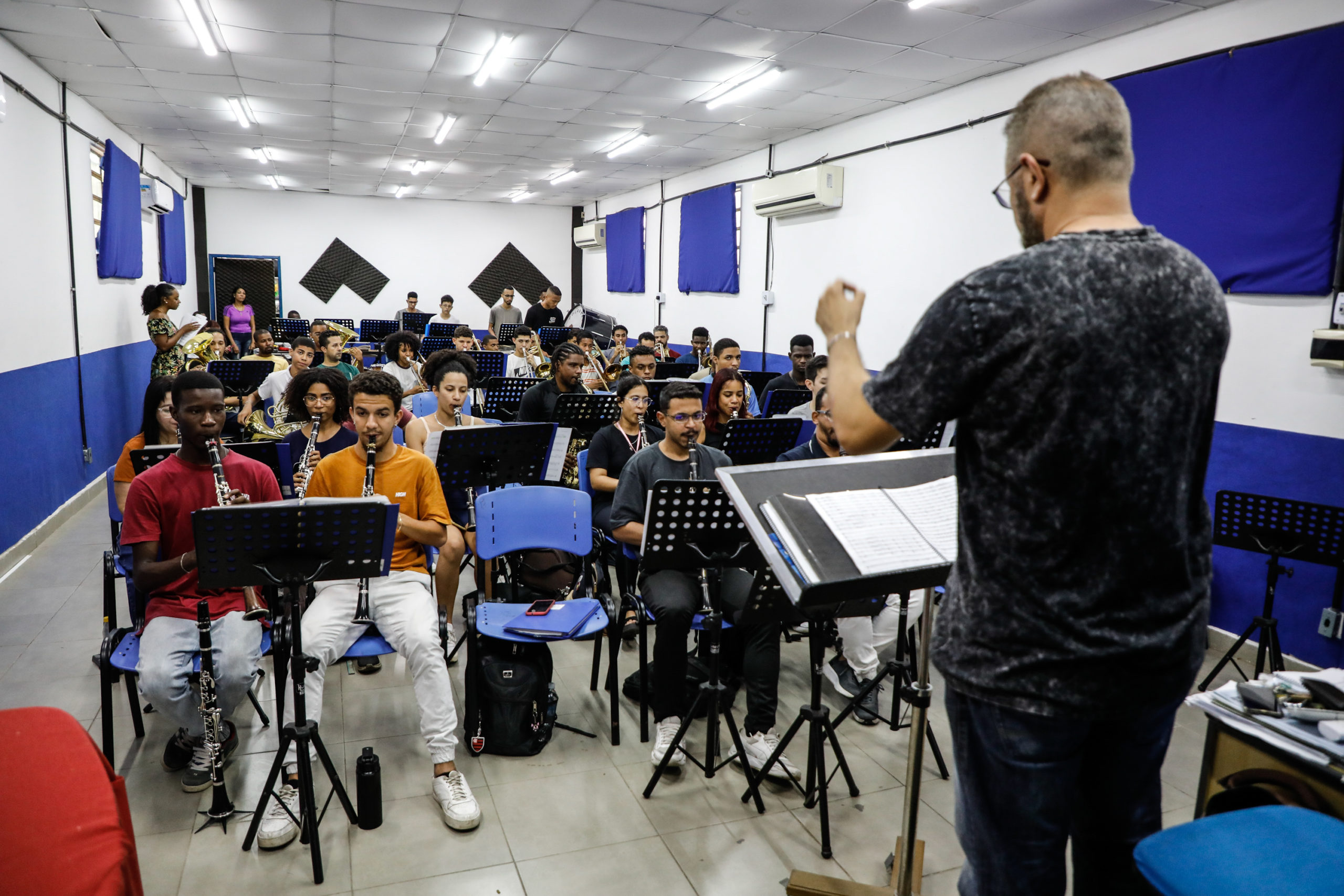 Alunos da 1ª turma do curso técnico em Instrumento Musical da Faetec participam de oficinas com profissionais renomados do mercado (Foto: Ernesto Carriço/ Divulgação)