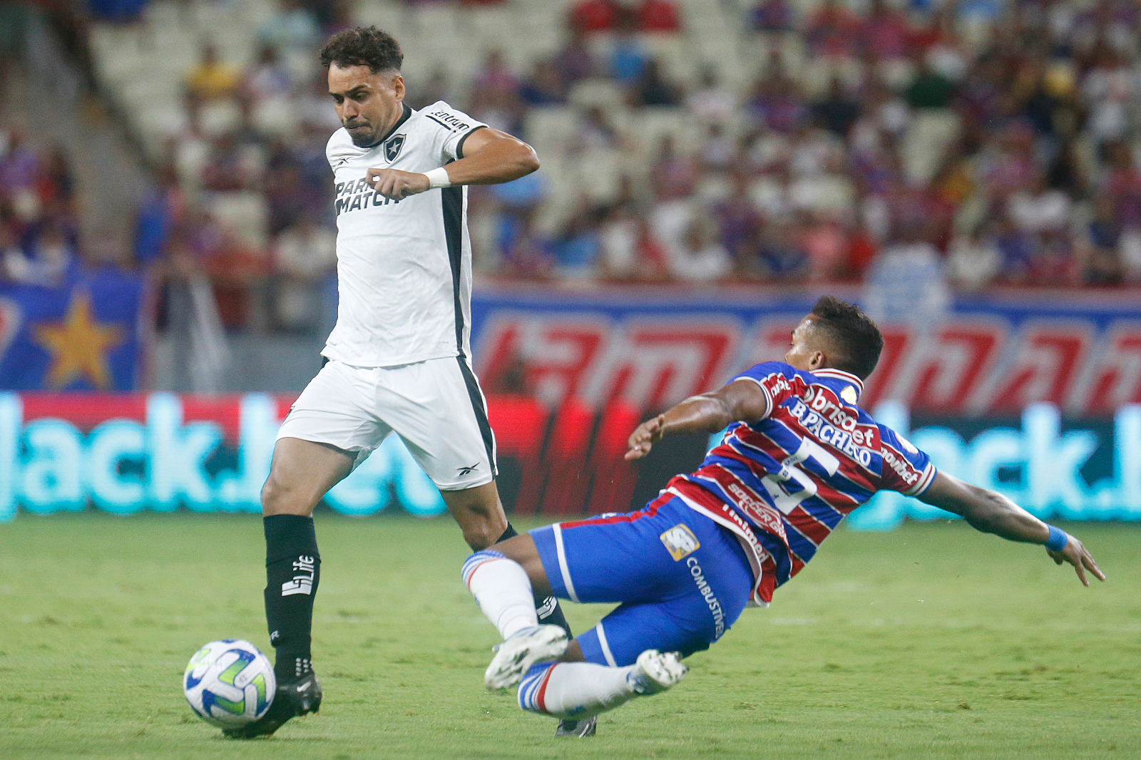 Botafogo faz dois em três minutos, empata com Santos e abre 11 pontos na  ponta do Brasileirão