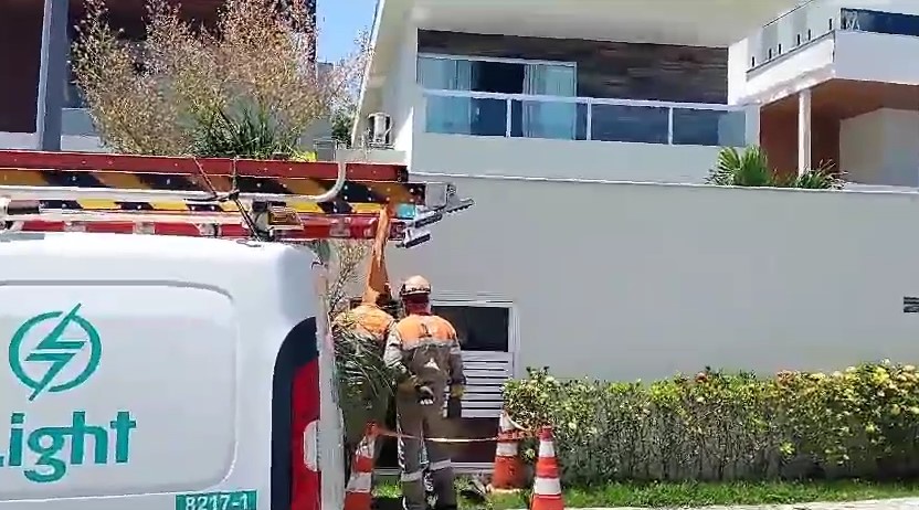 Light encontra furto de energia em casa de luxo no Recreio