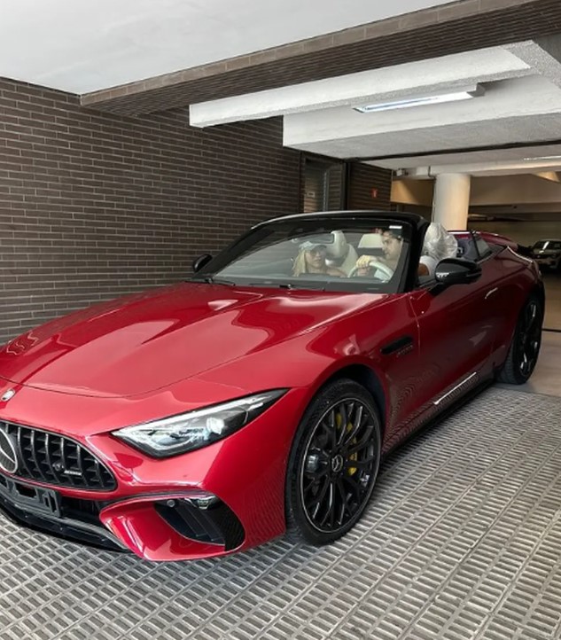 Empresária Iran Ângelo, ex do jogador Hulk, compra carro de R$ 2 milhões.