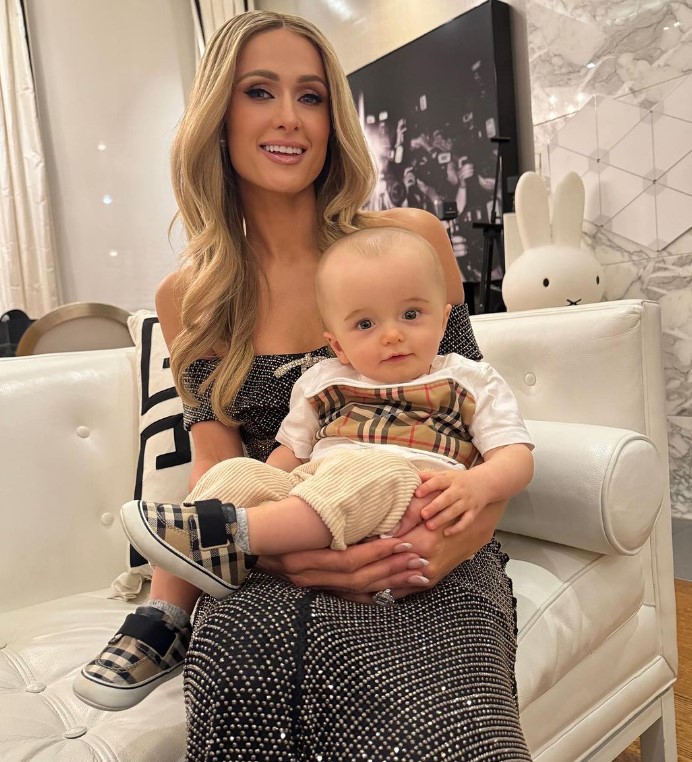 Paris Hilton e o filho Phoenix, de 10 meses