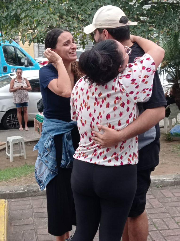 Família do bebê recém-nascido, Ravi, comemoram a localização da criança