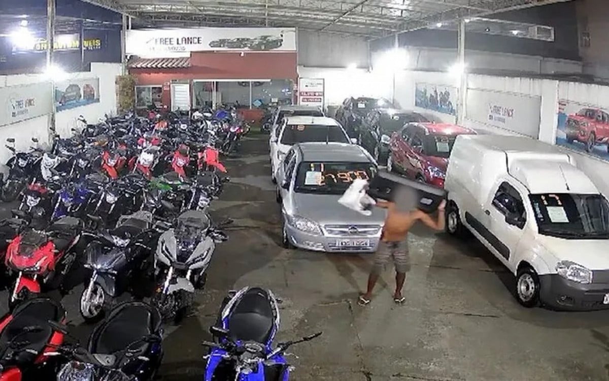 Funcionários de estabelecimento furtado em Niterói localizam criminoso e o levam até a delegacia (Foto: Reprodução)